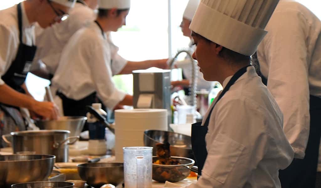 jóvenes chefs durante concurso de cocina